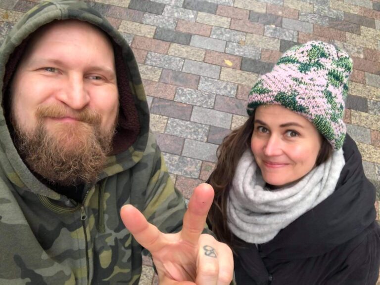 Ilmastotekokirjan kirjoittajat Karri Miettinen ja Kaisa Happonen